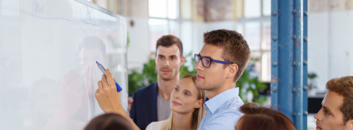mitarbeiter arbeiten zusammen an einem projekt