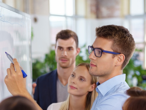 mitarbeiter arbeiten zusammen an einem projekt