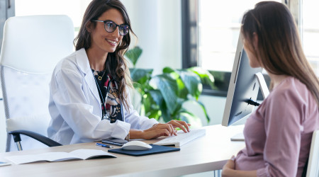 Femme enceinte qui fait une visite médicale