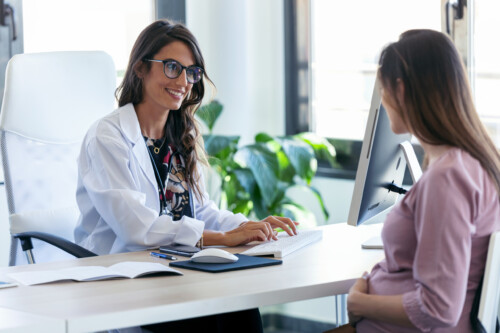 Femme enceinte qui fait une visite médicale