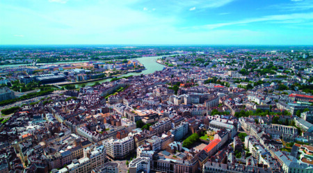 Vue aérienne du centre historique de la ville de Nantes, en Loi