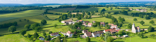 Le village de Cuncy-les-Varzy au milieu de la campagne