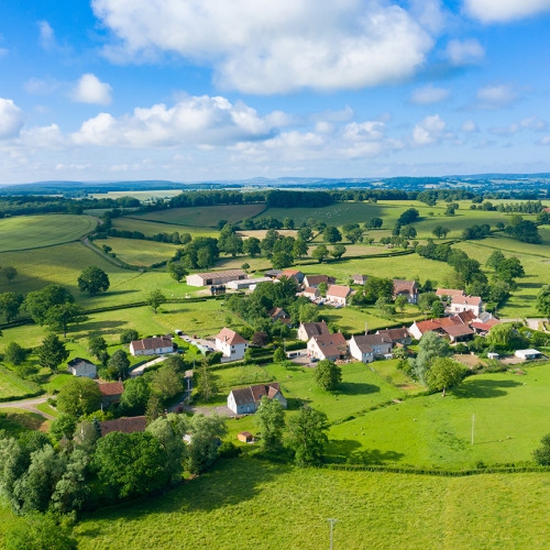 Le village de Cuncy-les-Varzy au milieu de la campagne