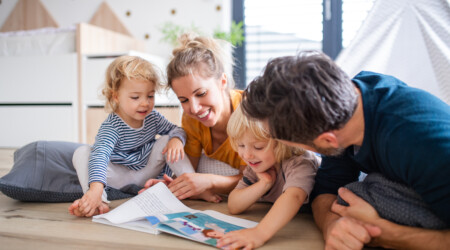 Famille avec deux enfants partageant un moment de lecture