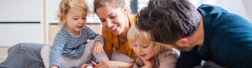 Famille avec deux enfants partageant un moment de lecture