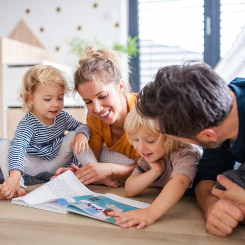 Famille avec deux enfants partageant un moment de lecture