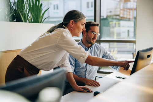 Une femme et un homme travaillant ensemble dans un bureau.