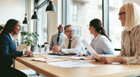 Groupe de personne discutant autour d’une table