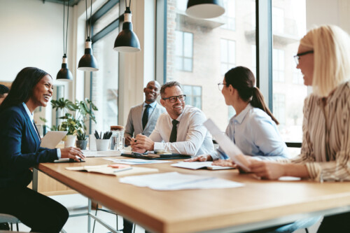 Groupe de personne discutant autour d’une table