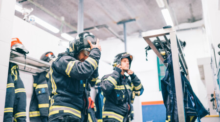 Sapeurs-pompiers se préparant pour aller en intervention