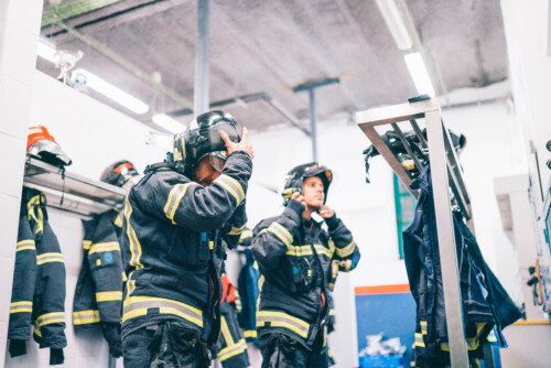 Sapeurs-pompiers se préparant pour aller en intervention