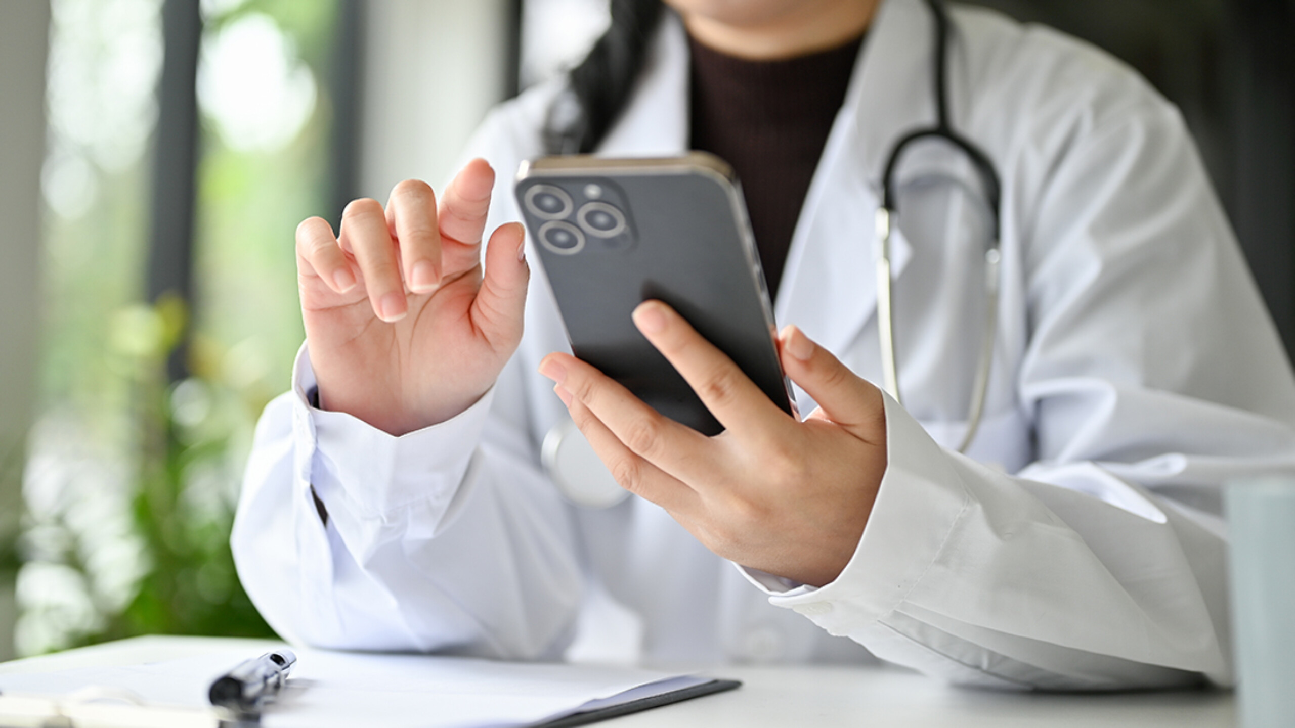 Dottoressa tiene in mano uno smartphone