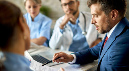 Un risk manager sanitario illustra la Tabella Unica Nazionale a un gruppo di medici