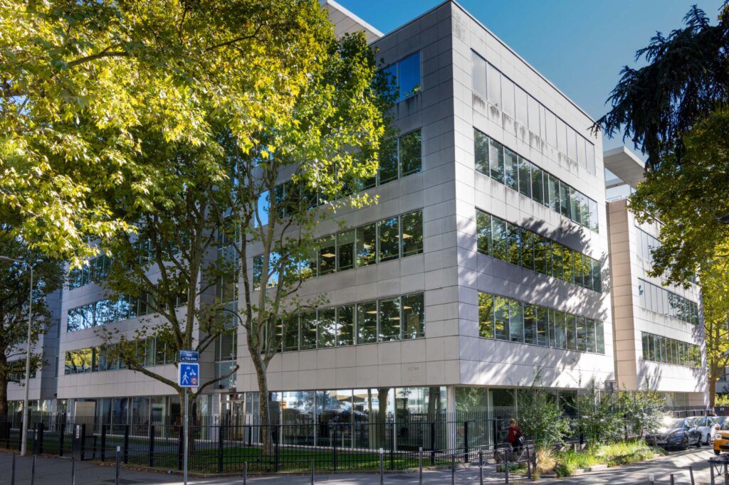 Immeuble de bureaux entouré d’arbres