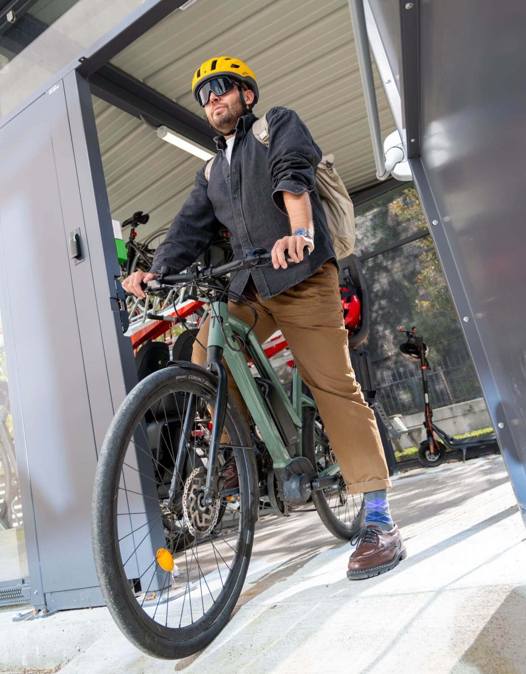 Un homme sur un vélo prêt à pédaler