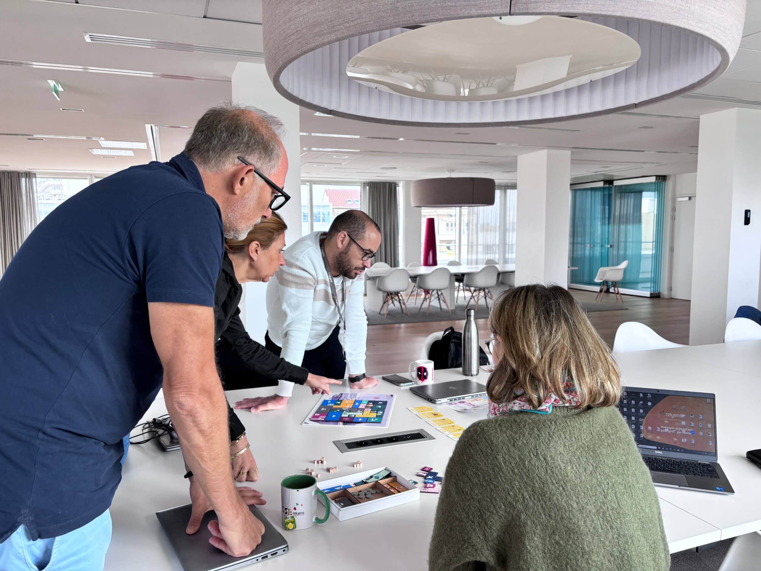 Groupe de collaborateurs réunis autour d'un jeu