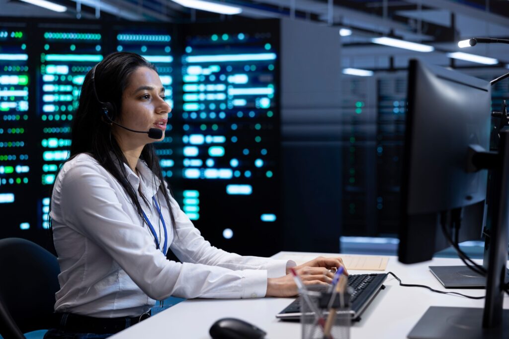 Une personne travaillant sur un ordinateur