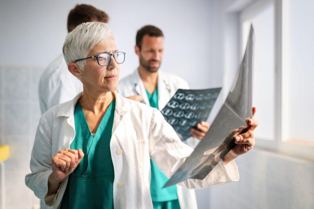 Professionnels de santé lisant une radio