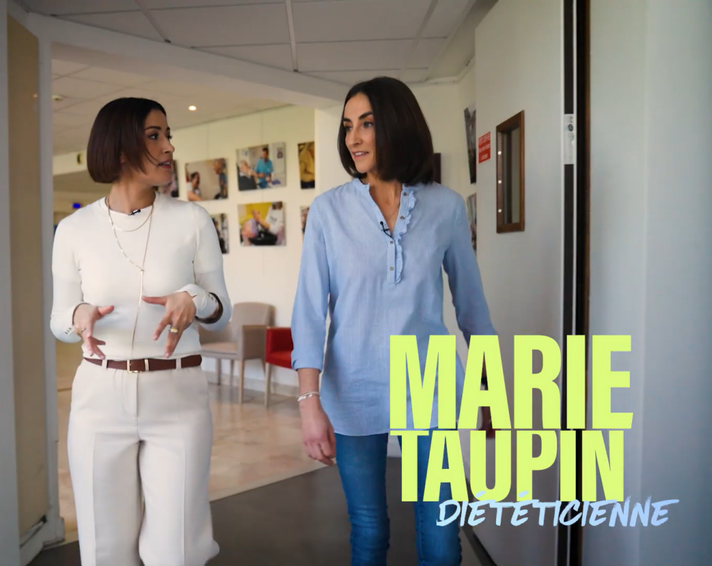 deux femmes en discussion en marchant