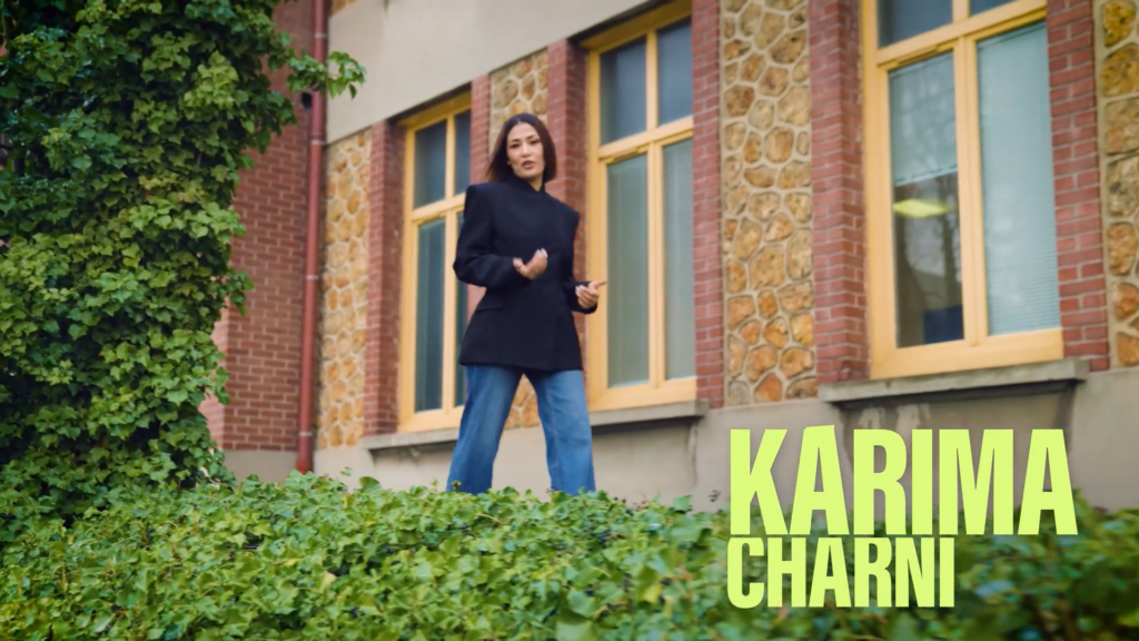 présentatrice télé qui marche face caméra