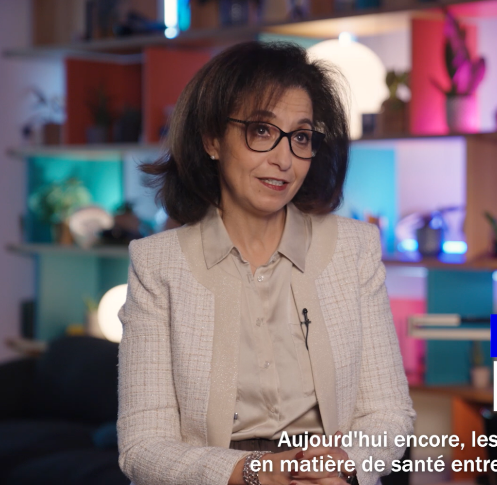 femme face camera en interview