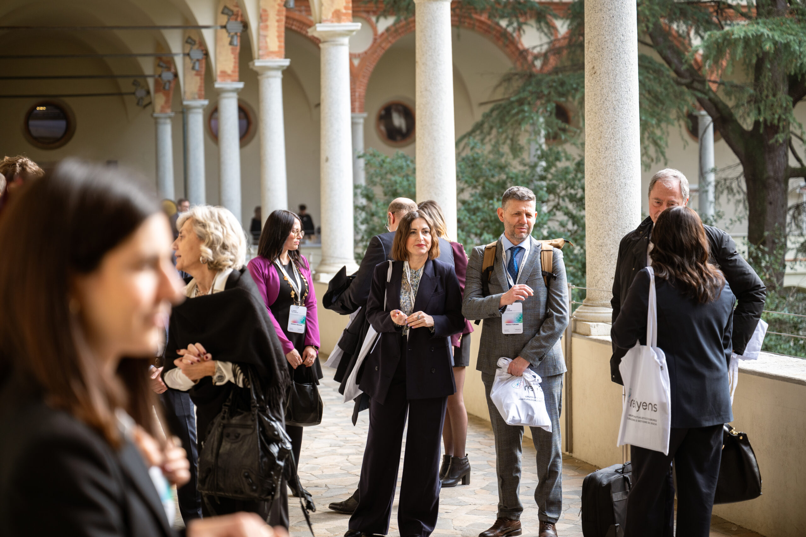 photo de groupe en extérieur lors d'un événement professionnel