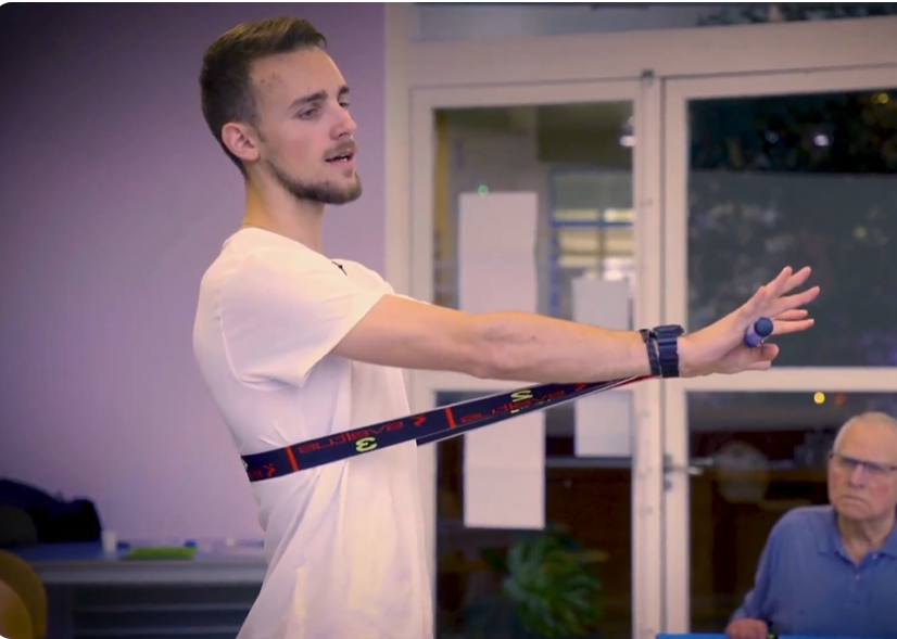 homme avec un élastique de sport au bras