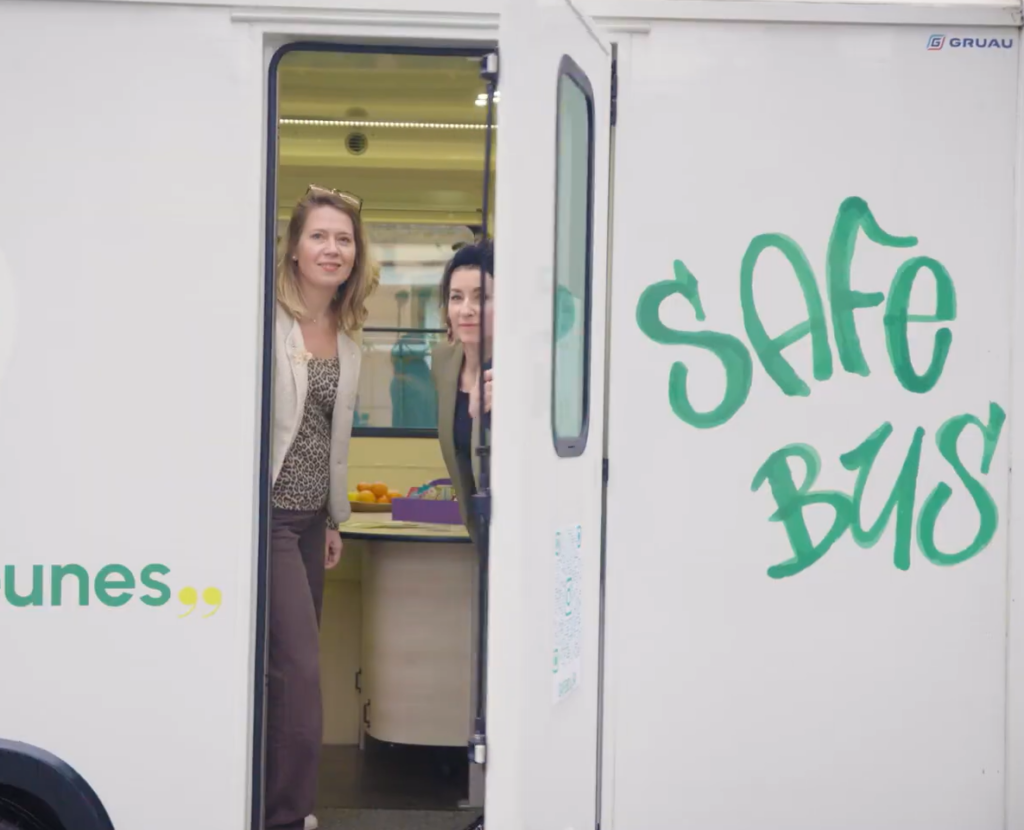 deux femmes ouvrant la porte d'un bus