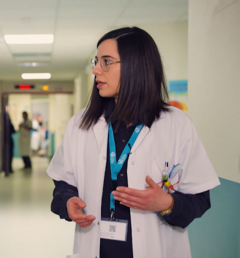 une femme qui discute en marchant