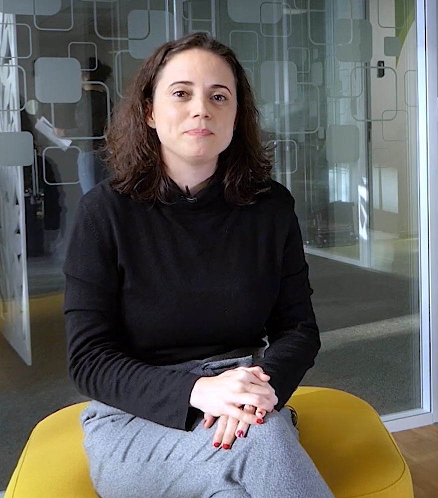 femme assise sur un fauteuil