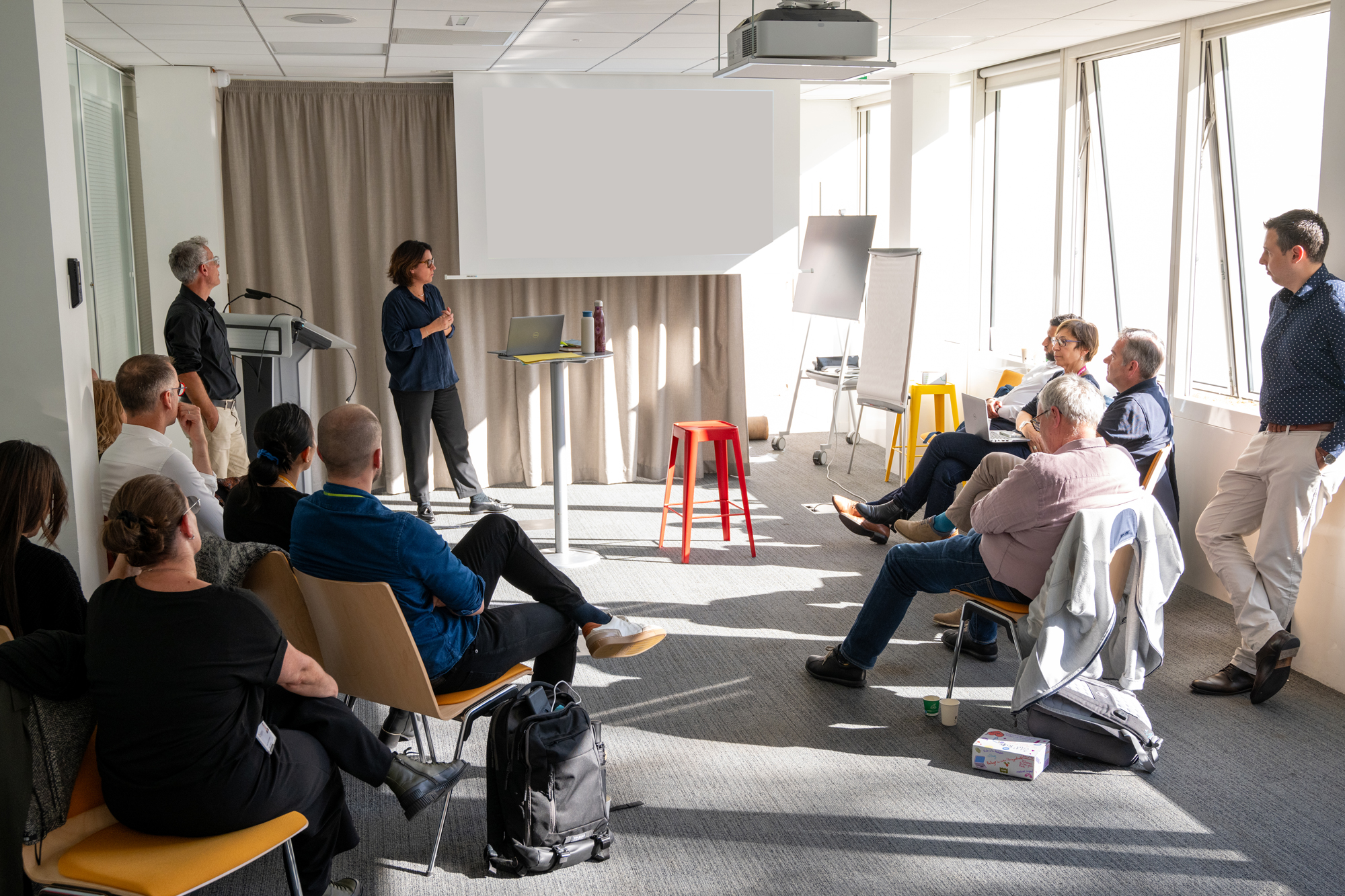 collaborateurs réunis dans une salle de réunion
